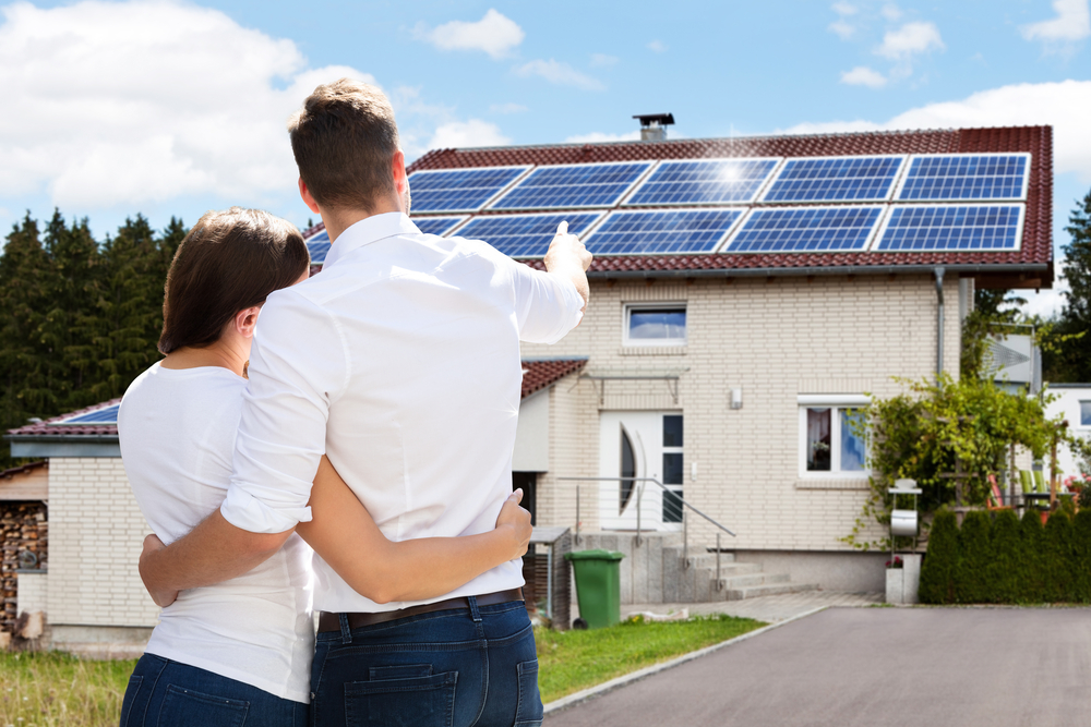 Par foran hus med solceller