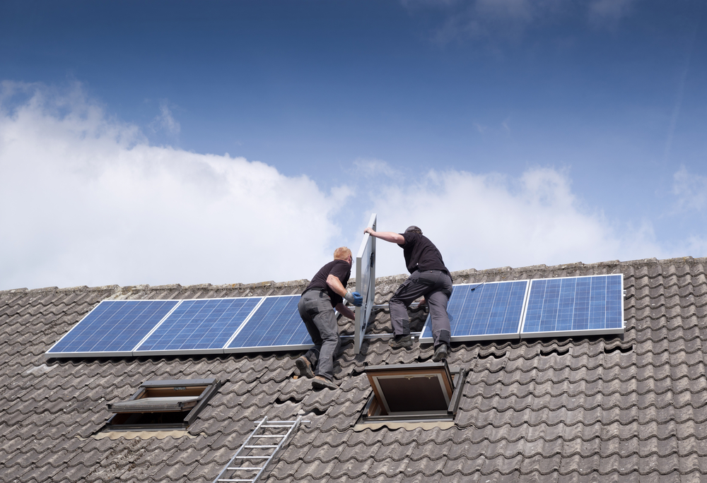 To håndværkere på tag installerer solceller